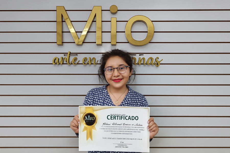 Alumna con su certificado Mio Arte en Pestañas